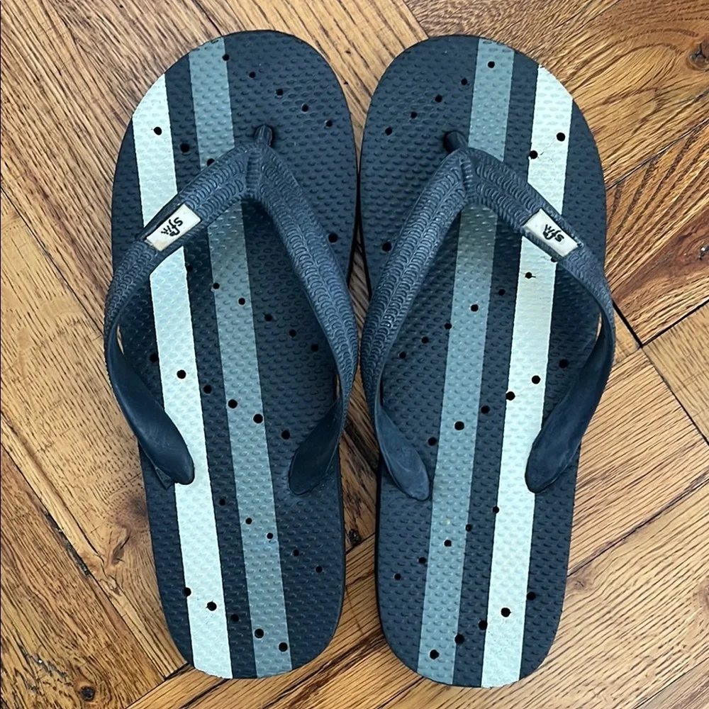 Showaflop Black and Gray Athletic Stripe Flip Flop